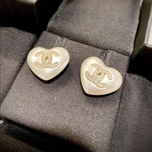 CHANEL 21B Pearl Heart CC Studs Earrings brand New BNIB
